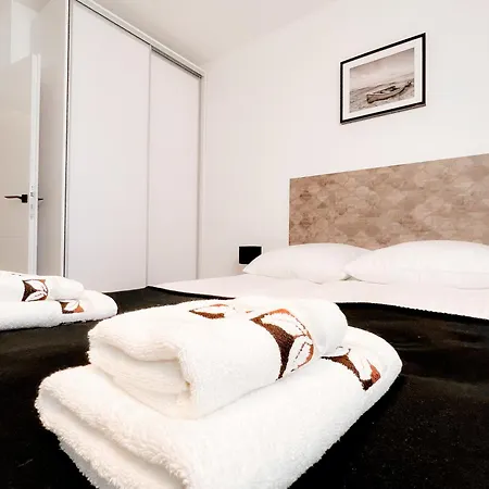 Rajska Plaza Basen Odkryty Brodziki Basen Kryty Plac Zabaw Animacje Poddąbie