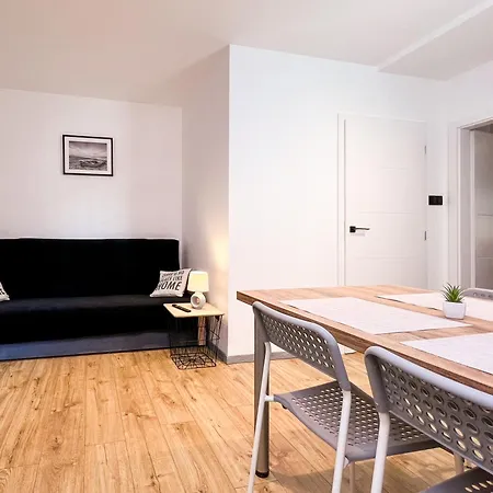 Rajska Plaza Basen Odkryty Brodziki Basen Kryty Plac Zabaw Animacje Poddąbie