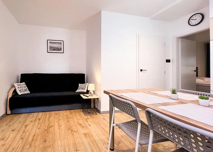 Rajska Plaza Basen Odkryty Brodziki Basen Kryty Plac Zabaw Animacje Poddąbie